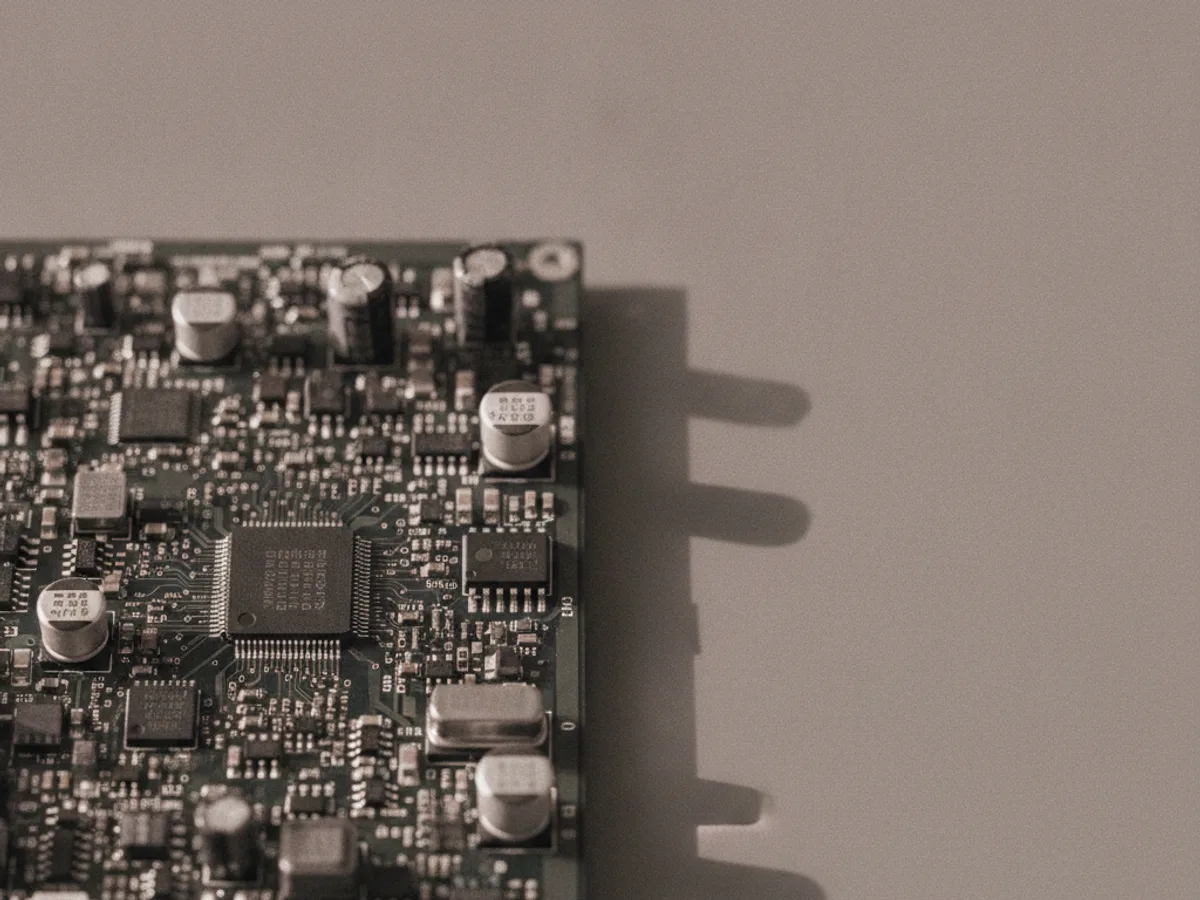 Nahaufnahme einer bestückten Leiterplatte aus der Hardware-Entwicklung